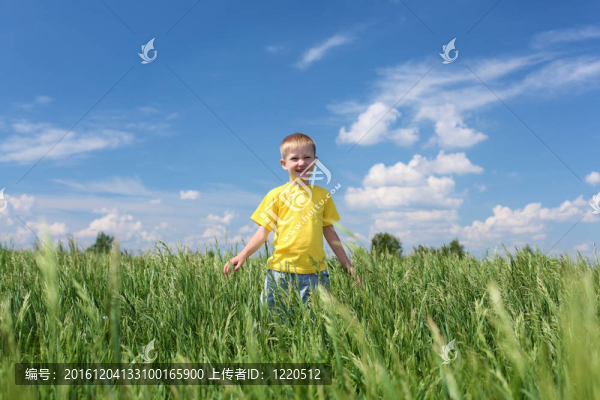 小男孩在戶外