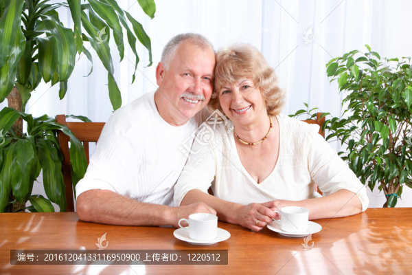 老年夫婦。