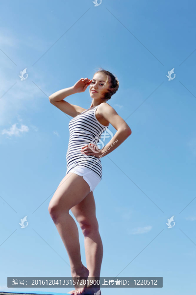 一個年輕女子做運動的畫像