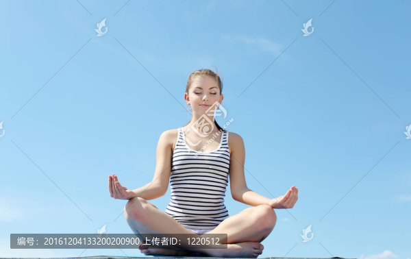 一個(gè)年輕女子做運(yùn)動(dòng)的畫像