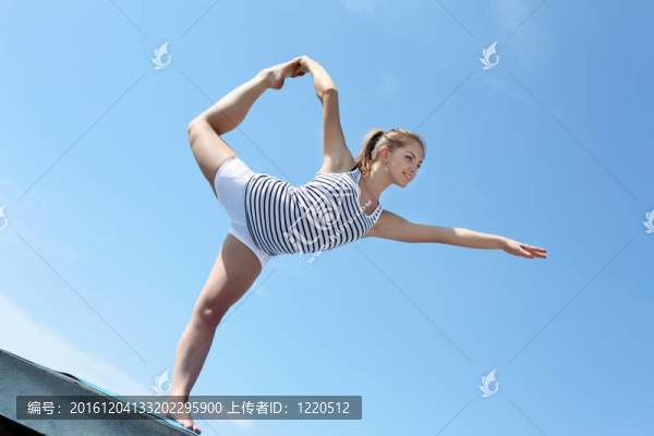一個(gè)年輕女子做運(yùn)動(dòng)的畫(huà)像