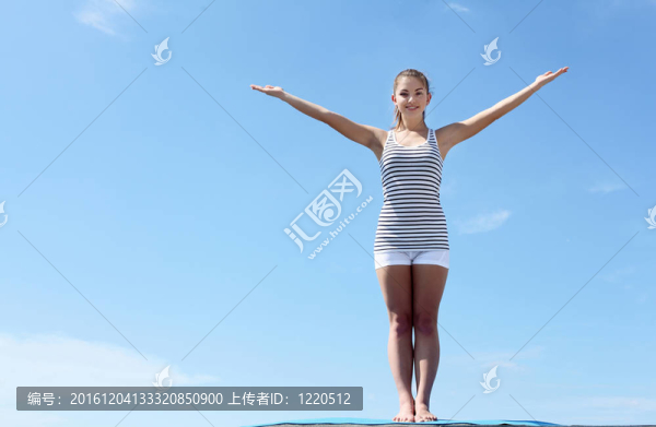 一個年輕女子做運(yùn)動的畫像