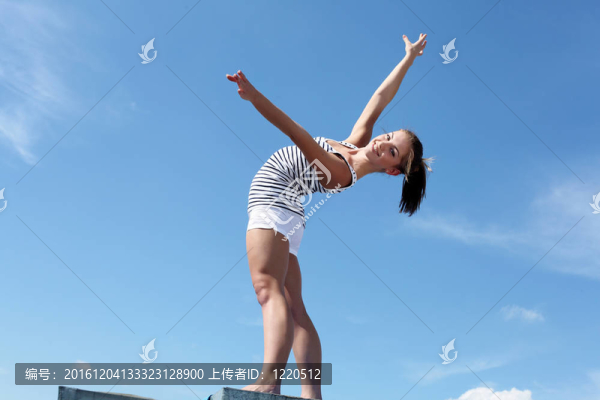 一個(gè)年輕女子做運(yùn)動(dòng)的畫像