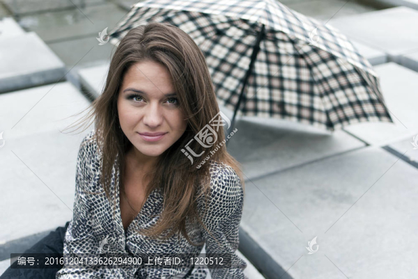 一個帶著雨傘的漂亮女孩的畫像