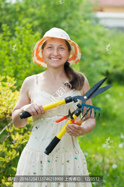 有花園工具的成熟女人