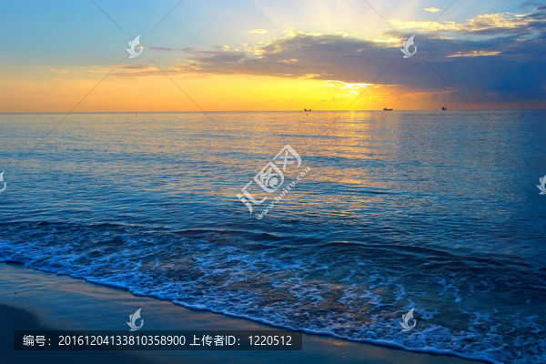 大西洋上空的日出