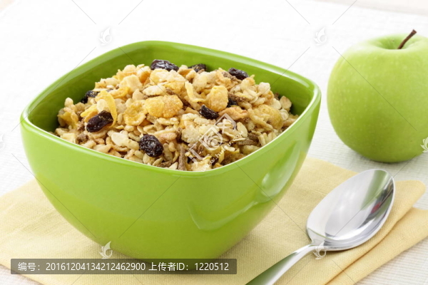 健康的牛奶什錦早餐