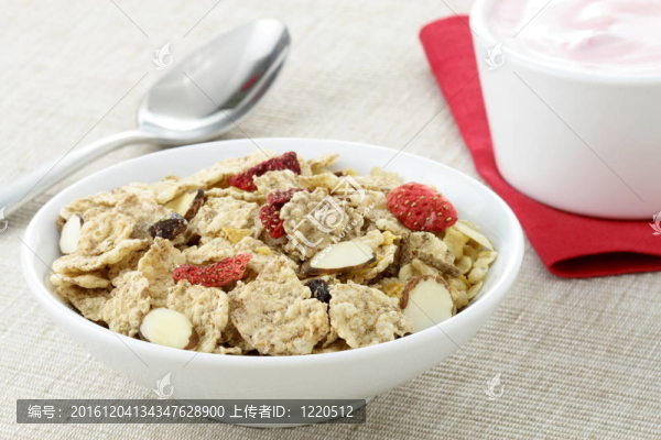 美味草莓酸奶和新鮮麥片