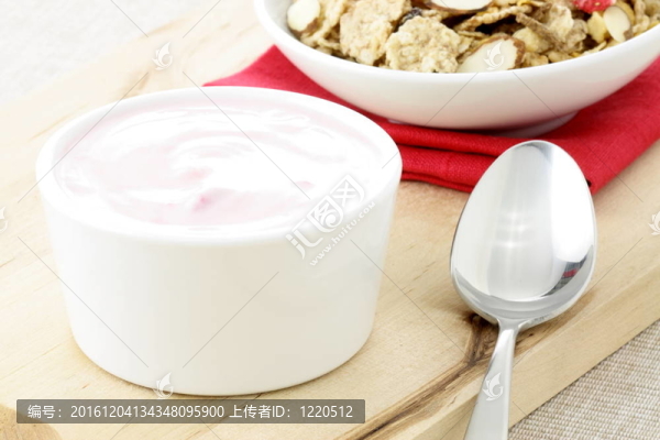 美味草莓酸奶和新鮮麥片