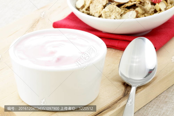 美味草莓酸奶和新鮮麥片