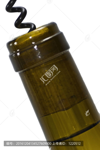 從瓶塞上取出軟木塞