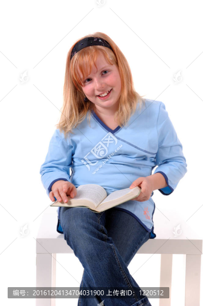 女孩在玩