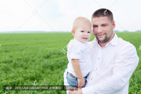父親與兒子戶外畫像