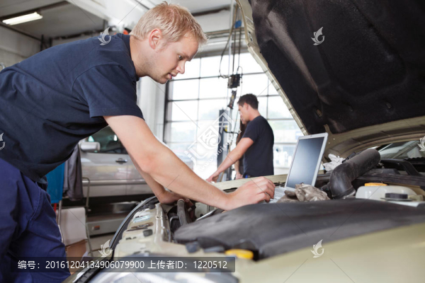 機(jī)械手使用筆記本電腦，而在汽車上工作