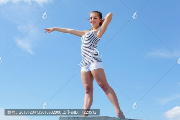 一個年輕女子做運動的畫像