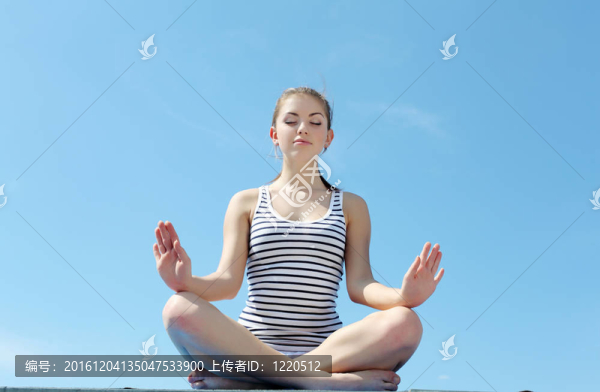 一個(gè)年輕女子做運(yùn)動(dòng)的畫像