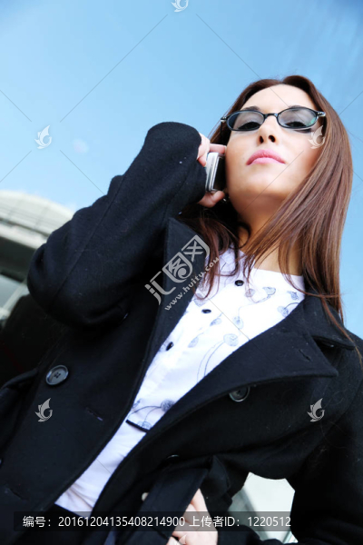 商務女性在電話里交談