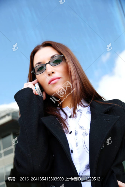 商務(wù)女性在電話里交談