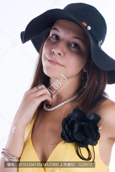 穿著黃色連衣裙的漂亮女人