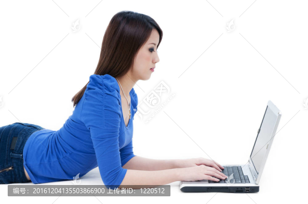 休閑女學(xué)生使用筆記本電腦