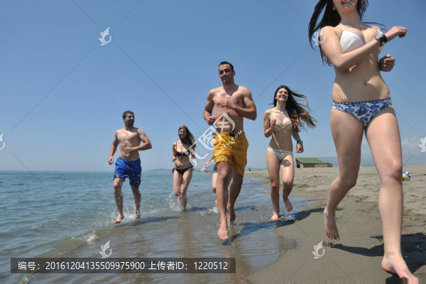 快樂人團(tuán)體在海灘上玩樂和跑步
