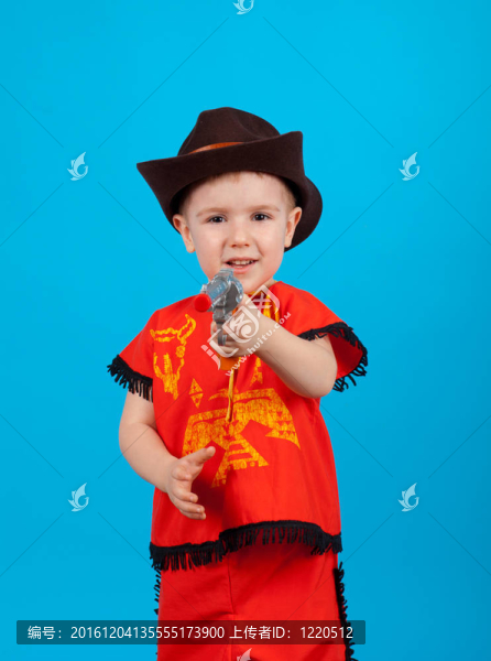 戴著牛仔帽的小男孩