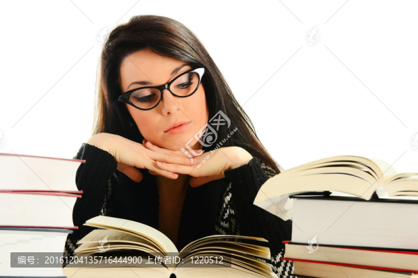 年輕婦女讀書