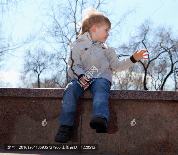 小男孩在公園散步