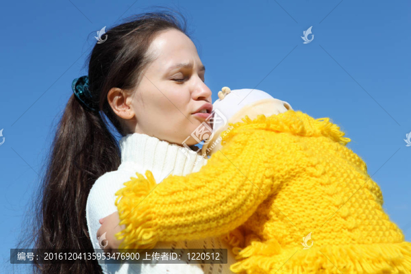 春天公園里的小女孩和媽媽在一起