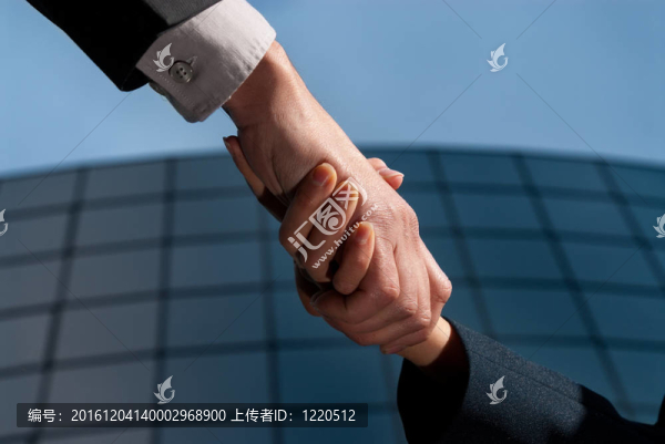 男人和女人握手辨認(rèn)業(yè)務(wù)現(xiàn)代建筑背景