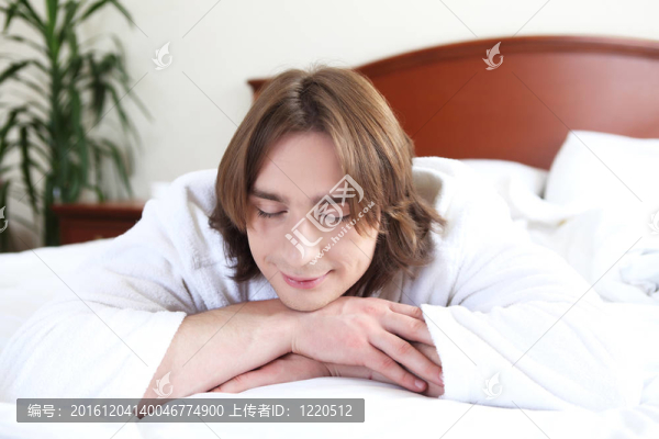 床上一個年輕人的肖像