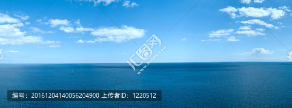 云海的全景與白云和寧靜的藍色水