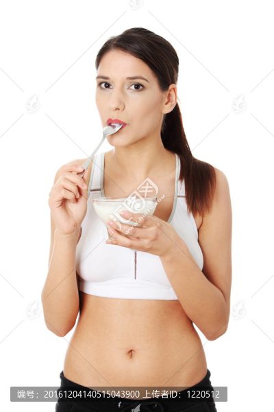 年輕漂亮的女人吃酸奶