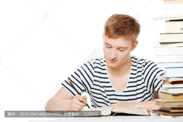 在書桌上學(xué)習(xí)的少年男孩