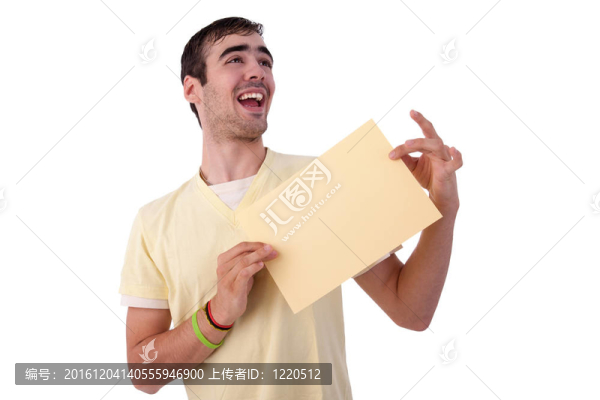 年輕的微笑的男子手里拿著一紙黃表；孤立在白色背景。工作室拍攝。
