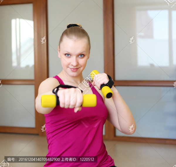 年輕女子做運動
