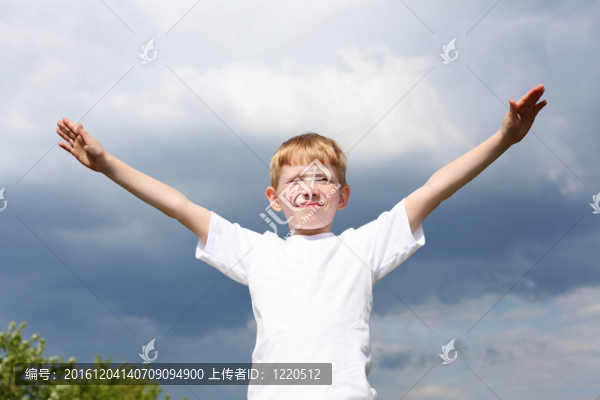 小男孩在戶外