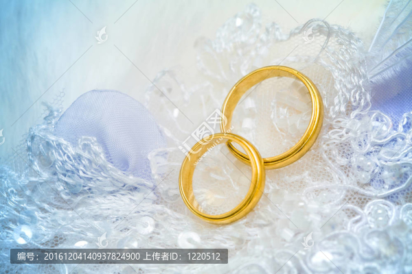 花邊上的金色結(jié)婚戒指