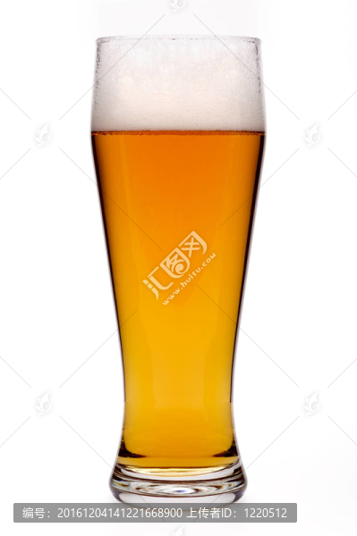玻璃中的啤酒；分離的；白色背景