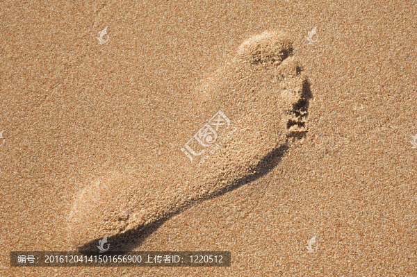 腳印在沙灘上