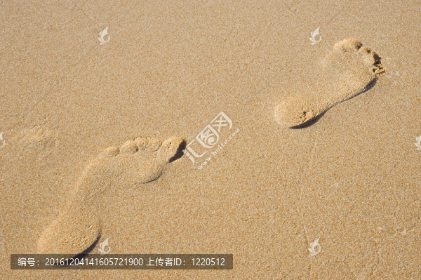 在沙灘上的腳印