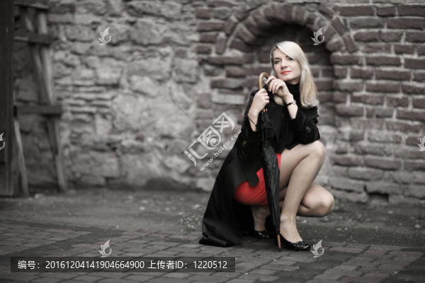 美麗的性感女人與舊城區(qū)的傘
