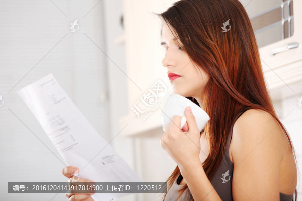 帶著賬單的女人在廚房里