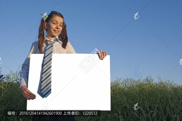 少女在綠色領(lǐng)域舉行白色海報
