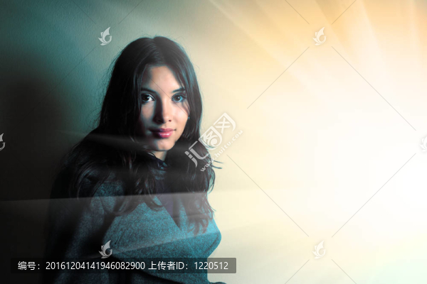 年輕漂亮的黑發(fā)女人肖像