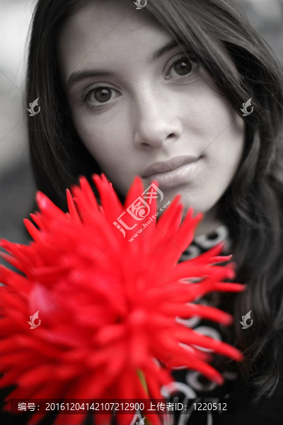 美麗的女人與紅色的花；特寫(xiě)。