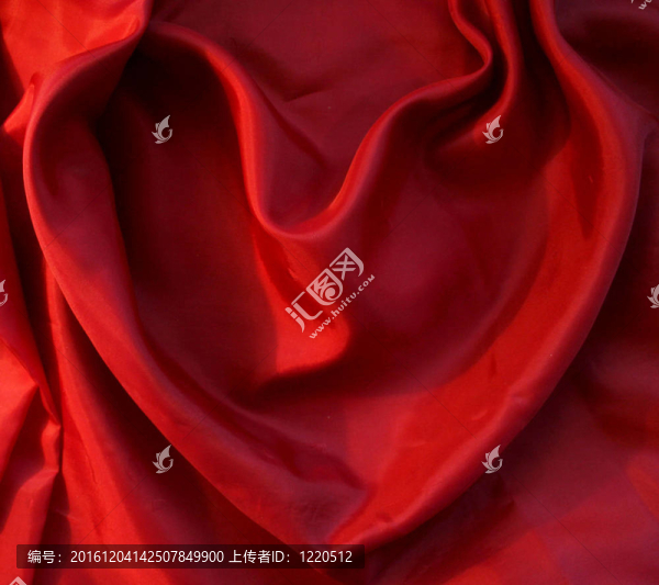 紅色的心以優(yōu)雅的紅色絲綢為背景