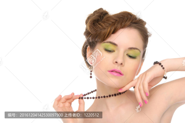 女人與天然寶石首飾