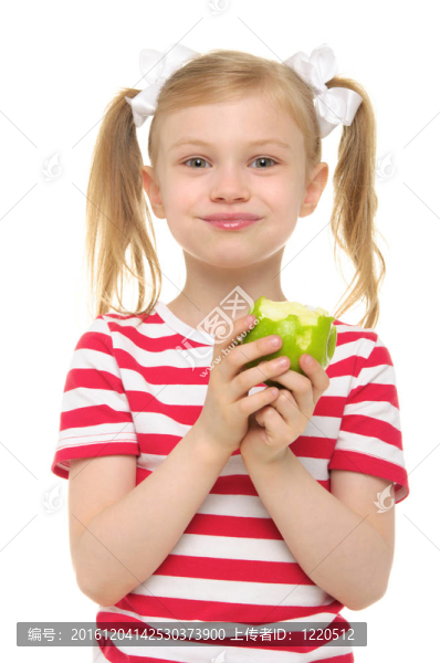 女孩吃綠色蘋果和微笑