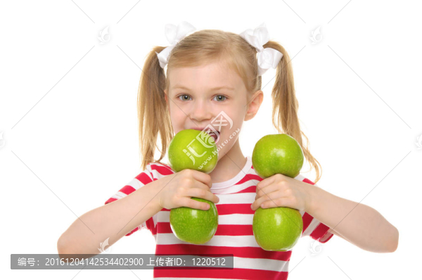 女孩咬啞鈴從蘋果